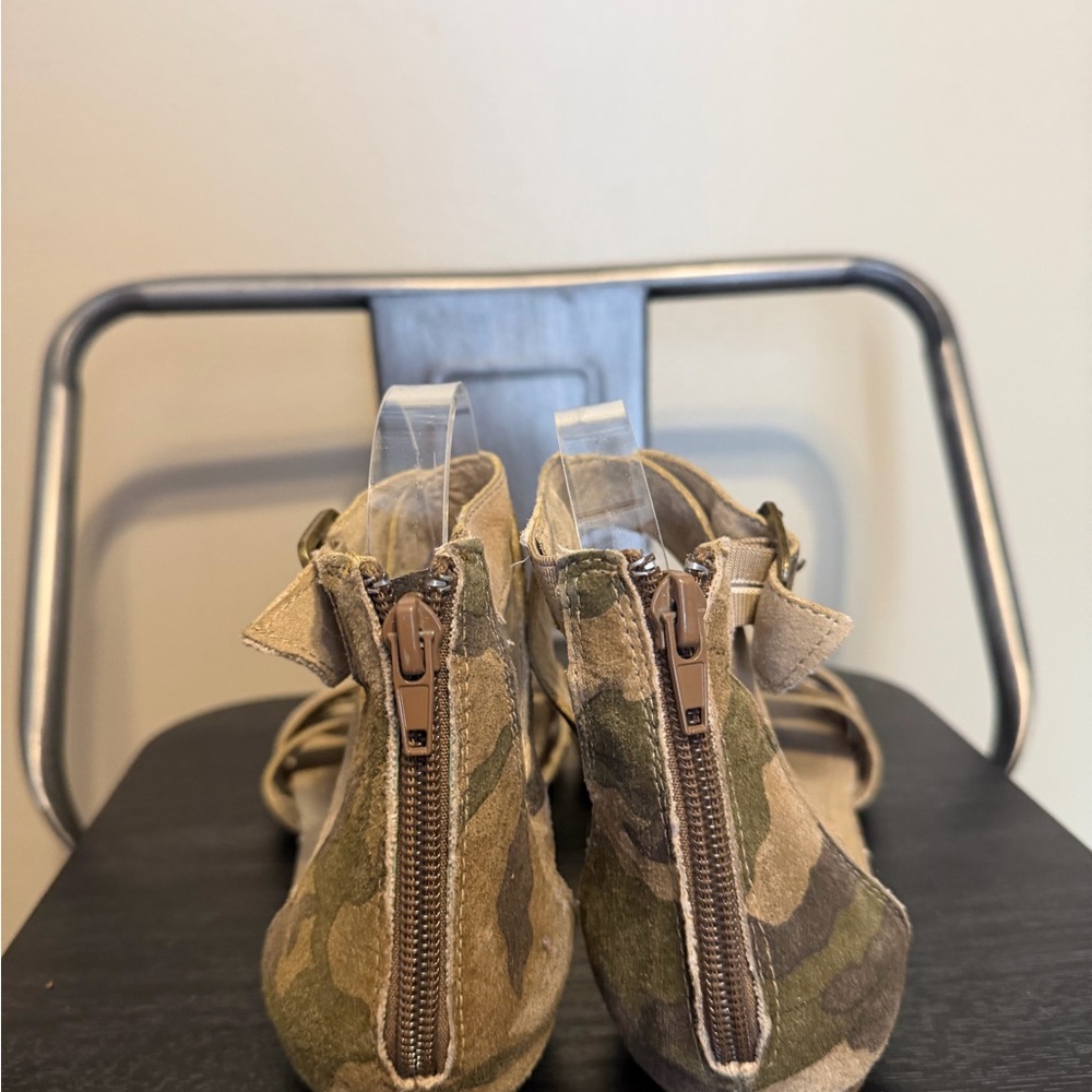 Betsey Johnson Camo Suede Leopard Strap Flat Sandals Back Zip Women’s 7.5 - Picture 10 of 13